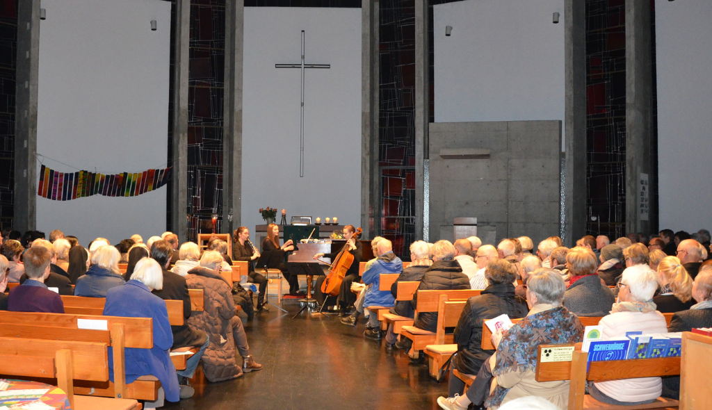 Gut besuchtes Benefizkonzert am 13. Nov. 16 in der Evang. Auferstehungskirche in Freiburg-Littenweiler. Fotos: Susanne Taraschewski