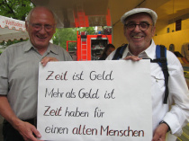 Karl Wassermann und Berthold Korner werben mit einer Moritat um Ehrenamtliche. Foto: Strickroth
