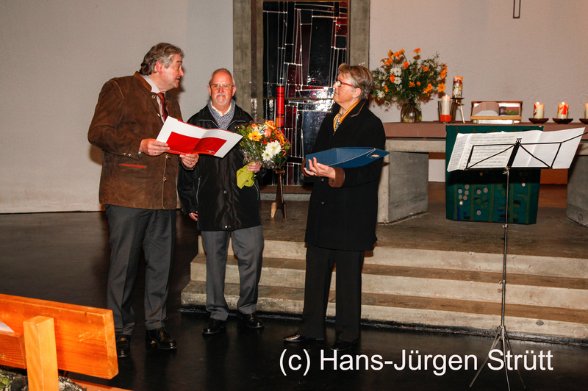 Stiftungsdirektor Lothar Böhler ehrt Christa und Dieter Risch für ihr langjähriges ehrenamtliches Engagement. Beim Benefizkonzert des Freundeskreises überreicht er Urkunde, Blumen und Wein vom Stiftun